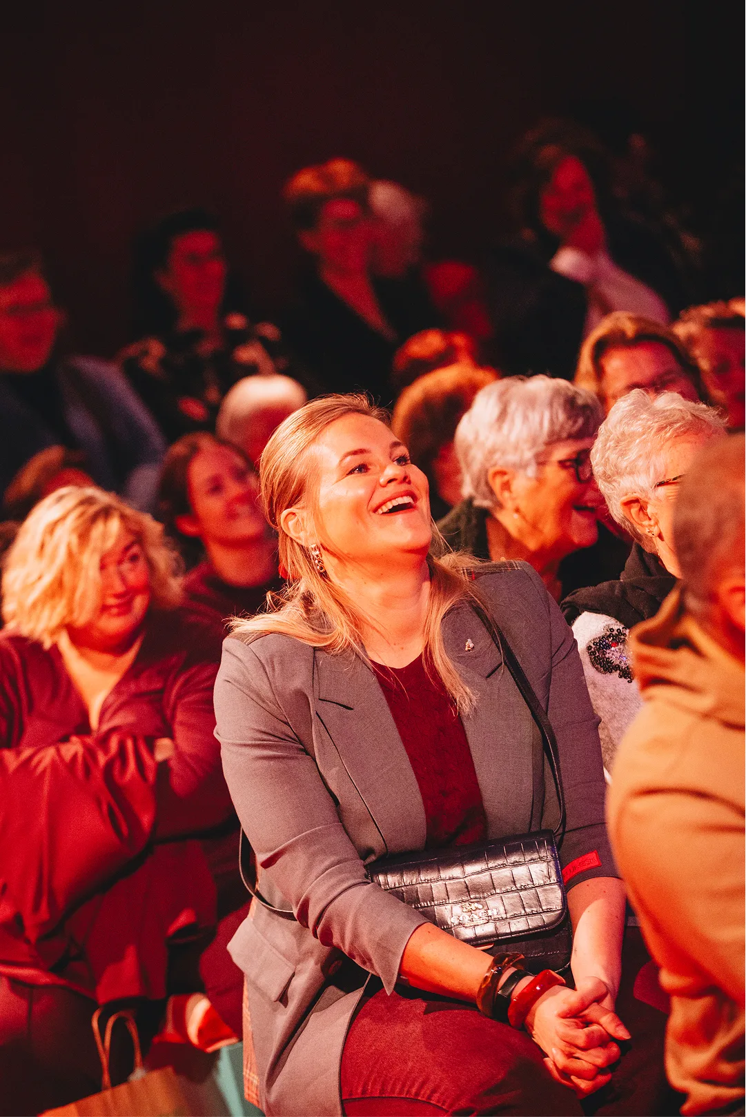 Enthousiaste bezoeker tussen het publiek